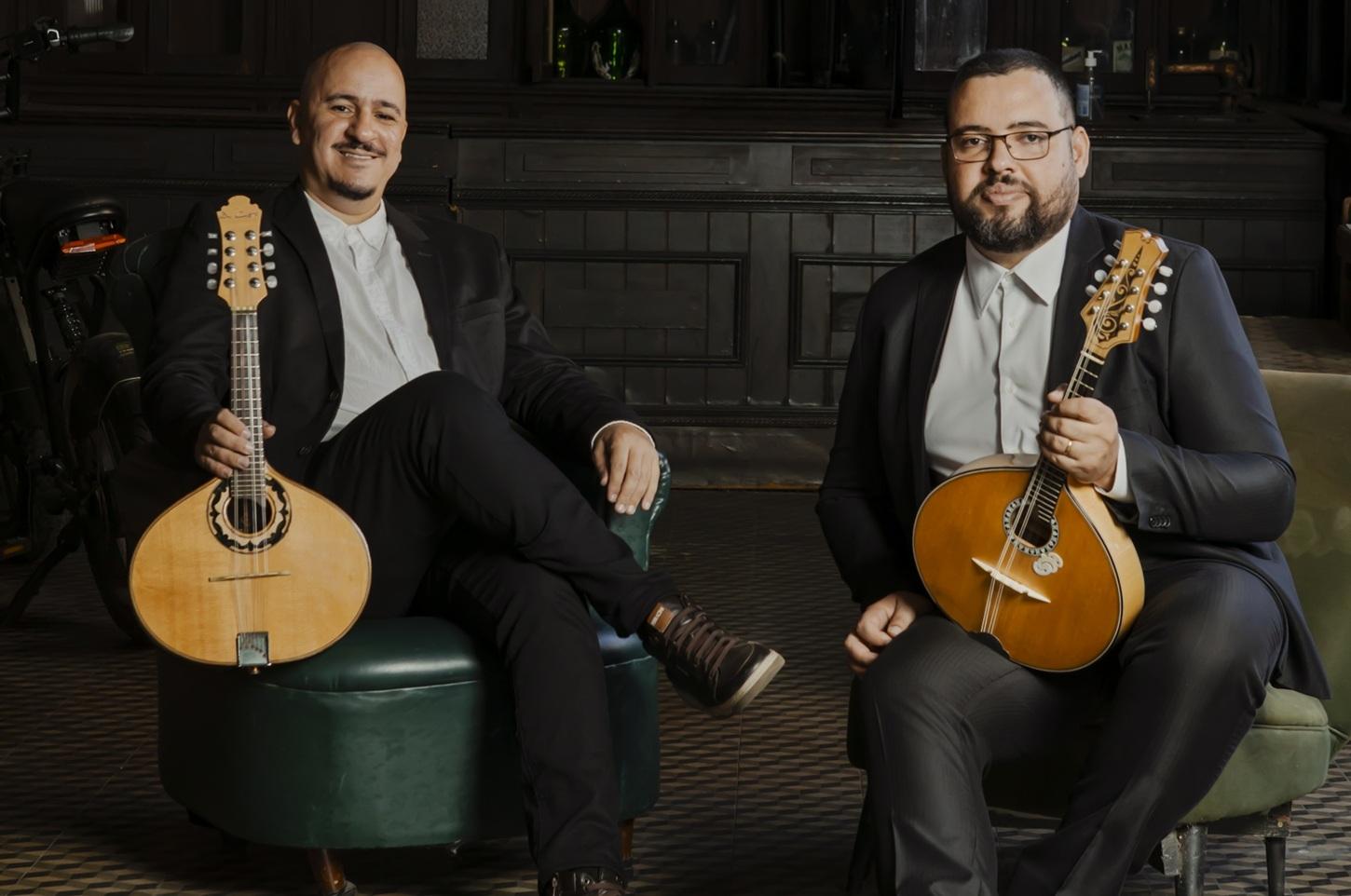 Teatro Padre Bento de Guarulhos recebe o Banduo lançando Dobras, concebido para 2 bandolins