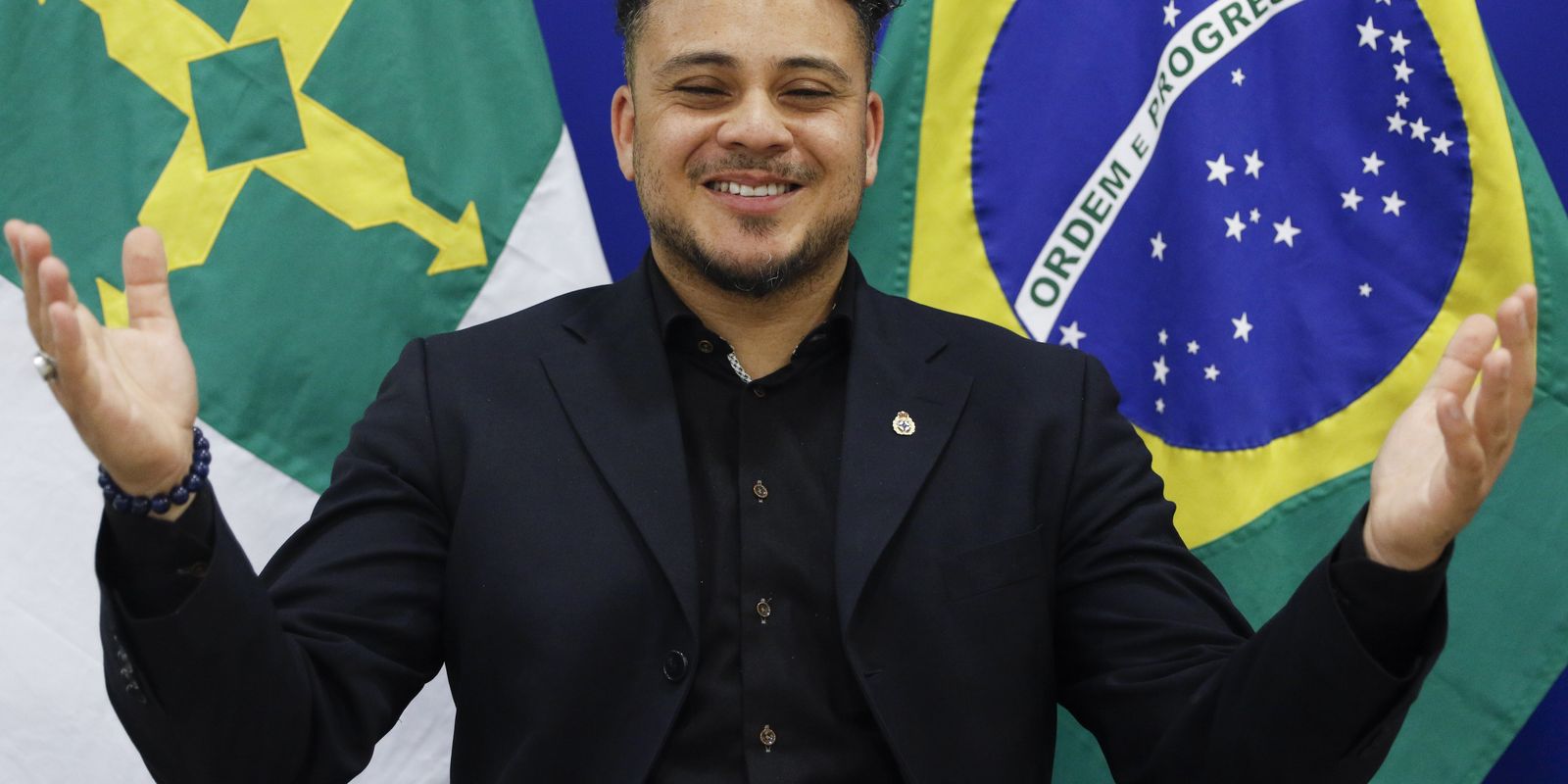 Cantor Osmin Carlson, adotado na Holanda, busca reconexão com suas raízes brasileiras