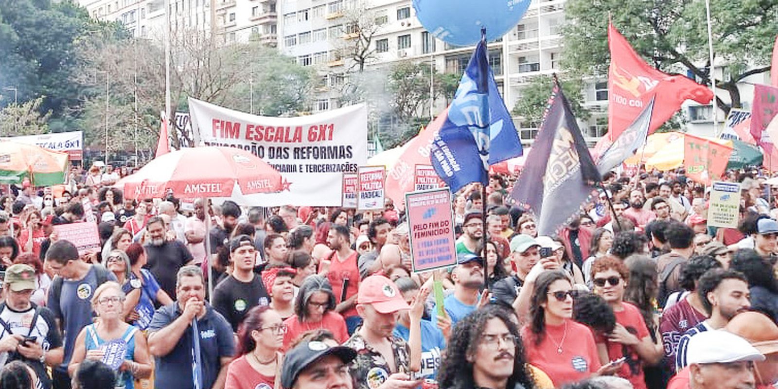 Protestos em São Paulo clamam pelo fim da escala 6x1, mais direitos trabalhistas e combate ao feminicídio