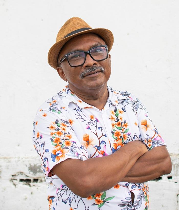 Mestre pernambucano Manoelzinho Salustiano cria aulas-espetáculo das tradições indígenas no Maracatu de Baque Solto