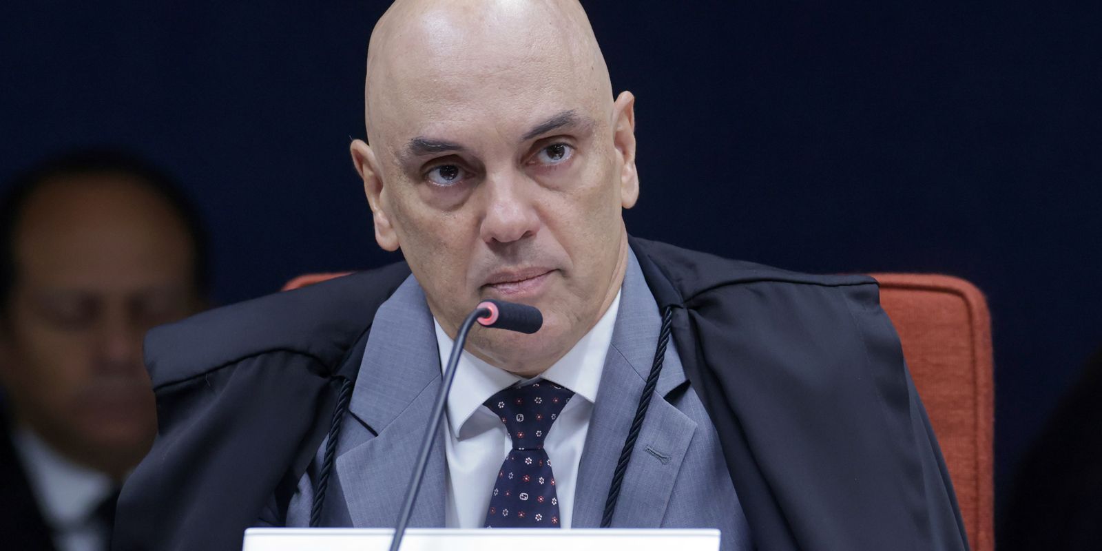 Moraes solicita parecer da PGR para incluir Jair e Flávio Bolsonaro em inquérito