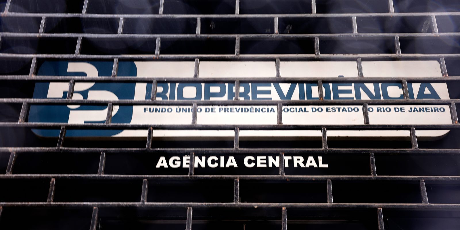 Operação da PF investiga Cláudio Castro por aportes bilionários da RioPrevidência no Banco Master