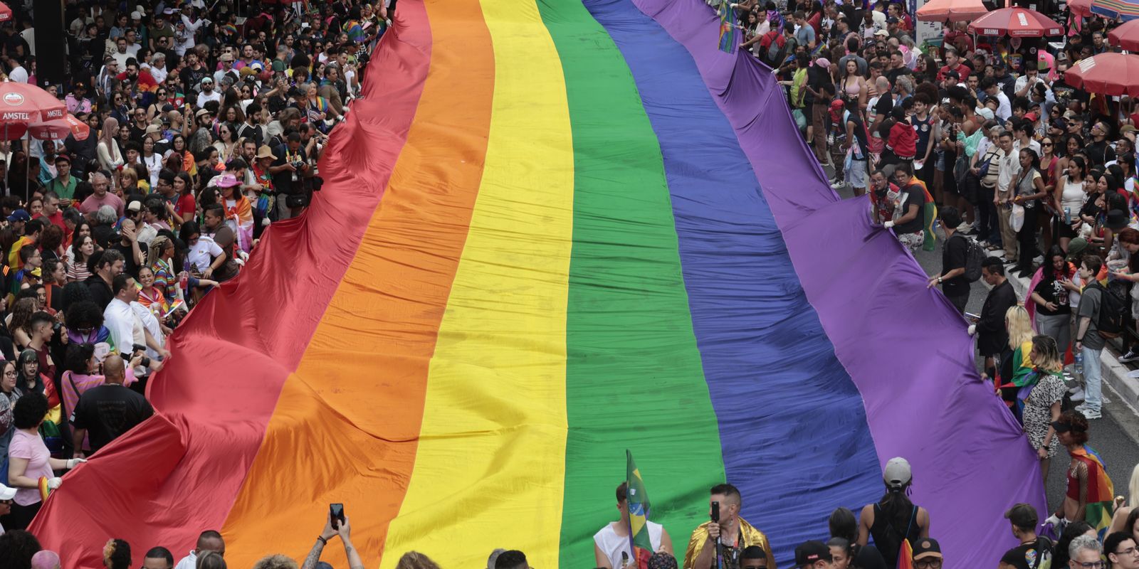 Parada LGBT+ de São Paulo enfrenta ameaças legais e redução de patrocínios para sua 30ª edição