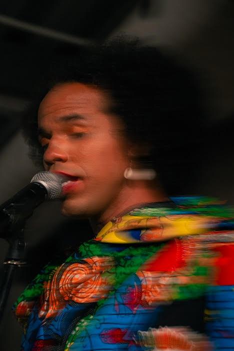 Primeira a gravar um frevo no Brasil, a cantora trans Caetana se apresenta neste sábado e domingo