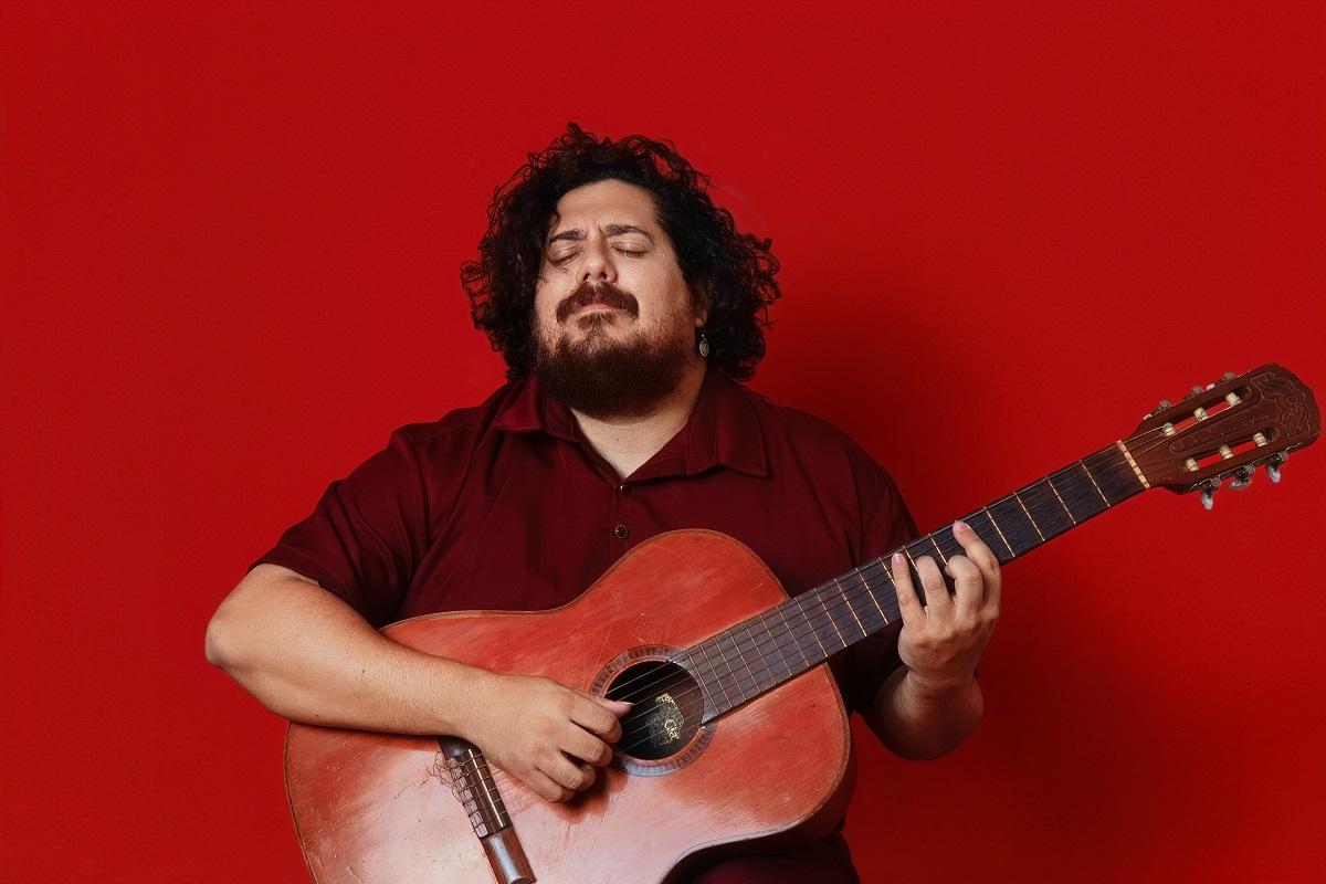 Zé Barreto de Assis (PE) apresenta clipe da canção autoral Pássaro e Pedreira, com gravação ao vivo