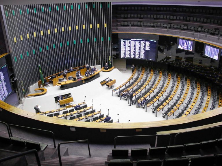 Câmara dos Deputados pauta projetos sobre feminicídio, preços de combustíveis e saúde infantil
