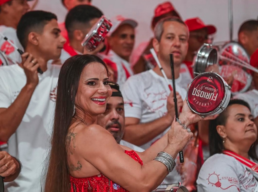 Viviane Araujo desafia o etarismo e reitera sua paixão pela Sapucaí no carnaval