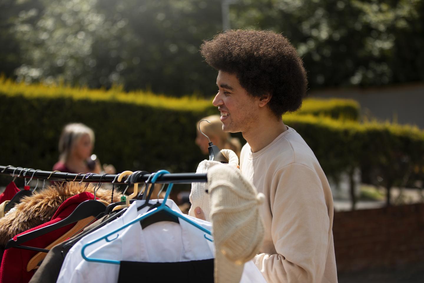 Cerca de 76% dos consumidores usam as roupas para expressar sua identidade; entenda o que está por trás das escolhas