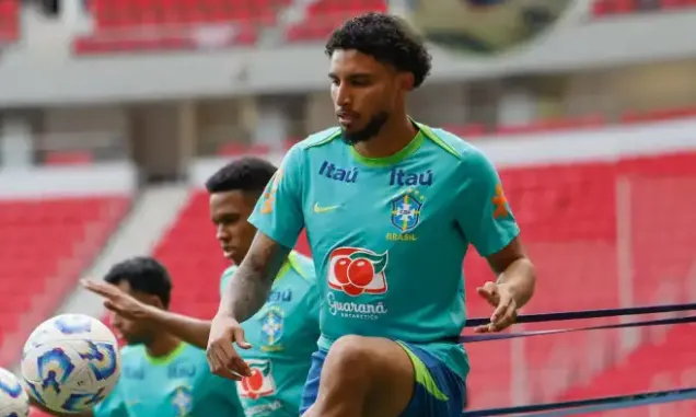 Desportivo Brasil celebra convocação de Éderson para a Seleção Brasileira