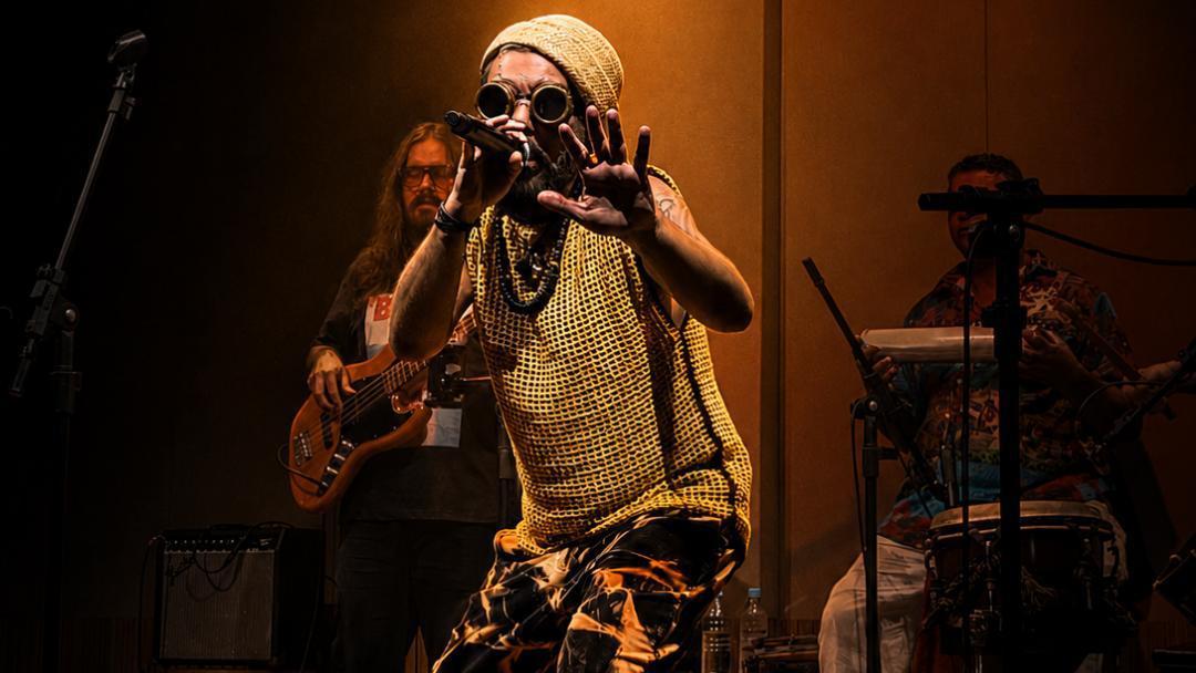 Esdras Bedai celebra o Movimento Manguebeat no Dolores Club, na Lapa