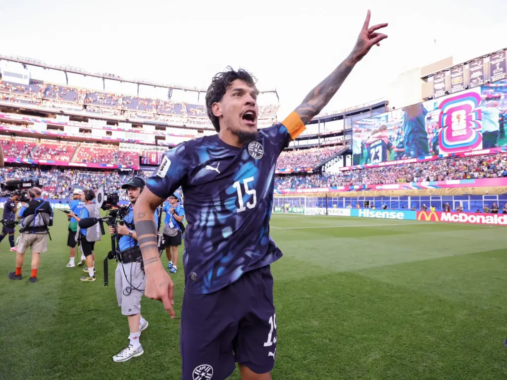 Gustavo Gómez celebra vitória histórica do Paraguai na Copa