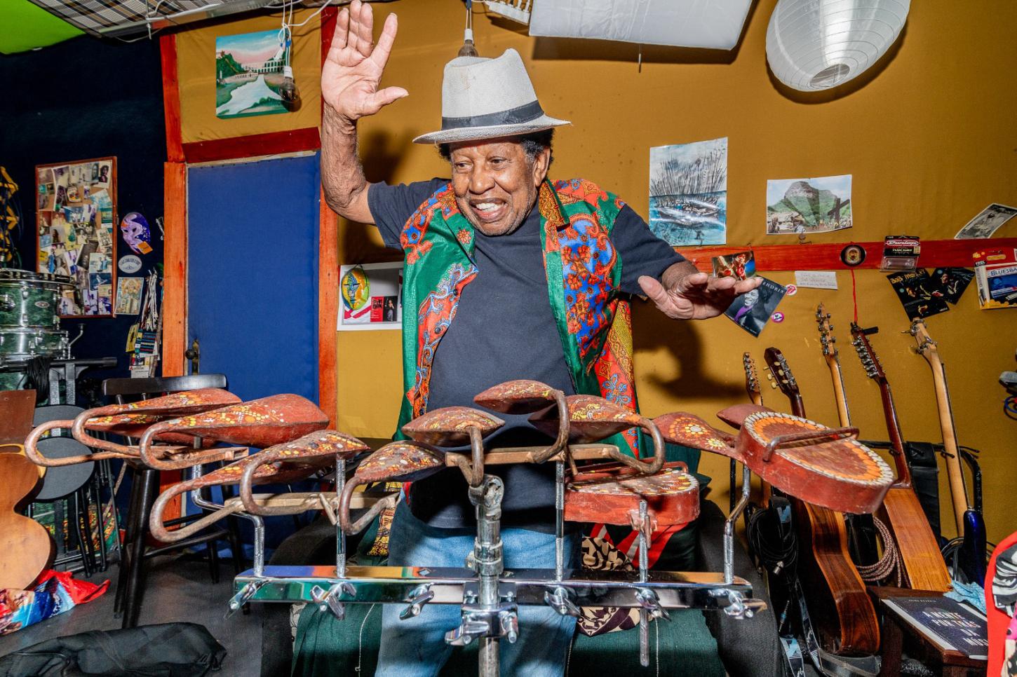 Lenda mundial da percussão, Robertinho Silva faz aniversário com show na Lapa