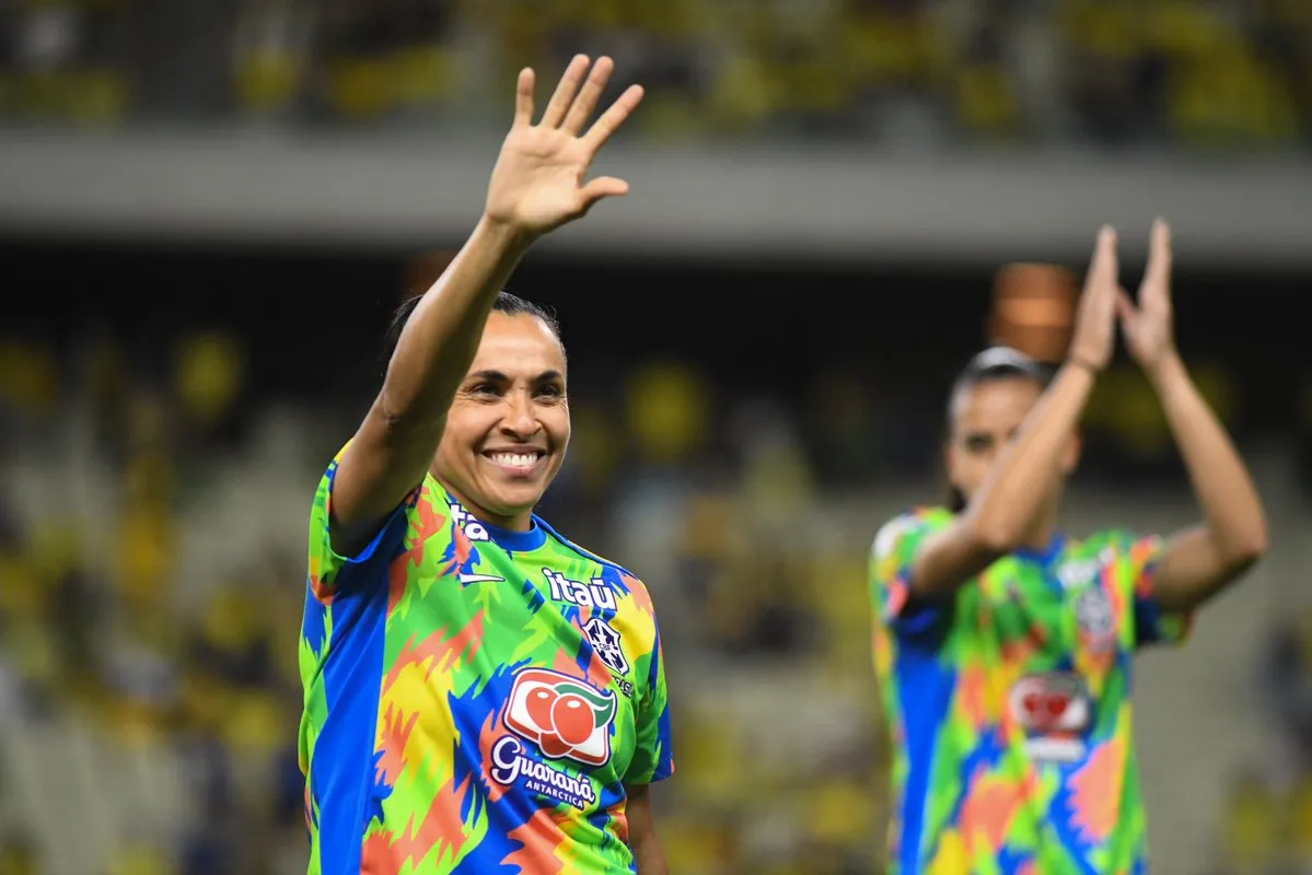 Marta critica arbitragem após derrota da seleção brasileira no Castelão