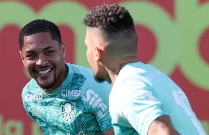 Palmeiras intensifica treinos com foco na recuperação de Vitor Roque