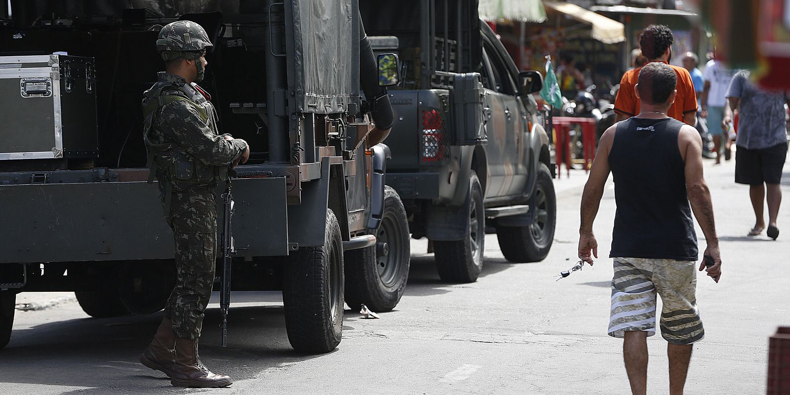 Operação policial cumpre mandados contra o Terceiro Comando Puro no Complexo da Maré, Rio