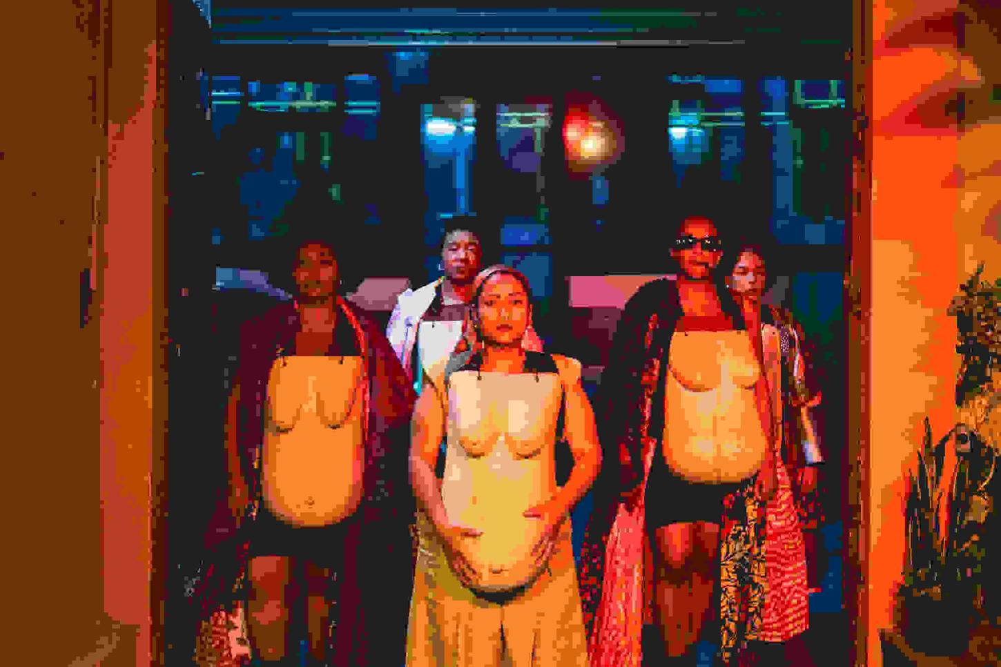 A Capulanas Cia de Arte Negra inicia as celebrações de seus 20 anos com No Baile de Osá Meji Faço das Tripas o Meu Coração