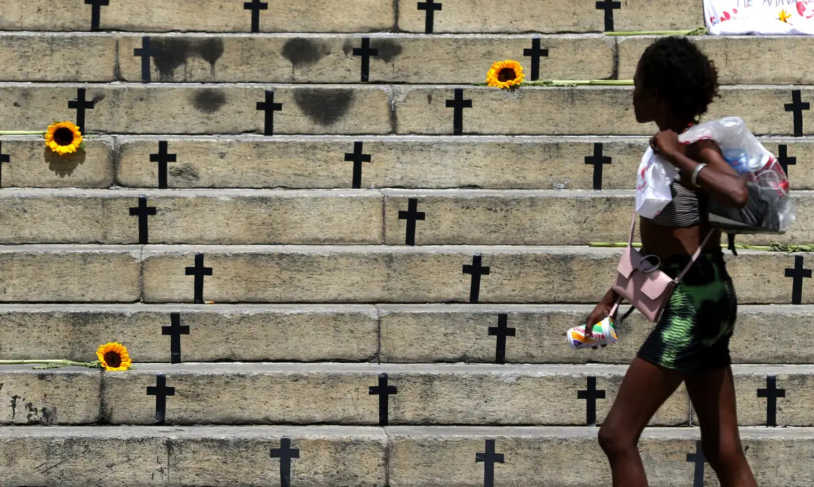 Anuário: mortes violentas caem 8,2% em 2025; feminicídios aumentam 4%