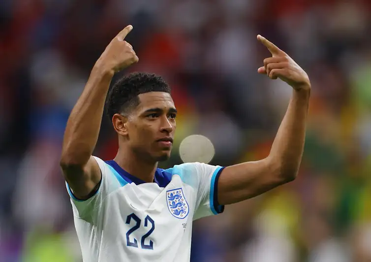 Argentina e Inglaterra se enfrentam em clima de combate ao racismo