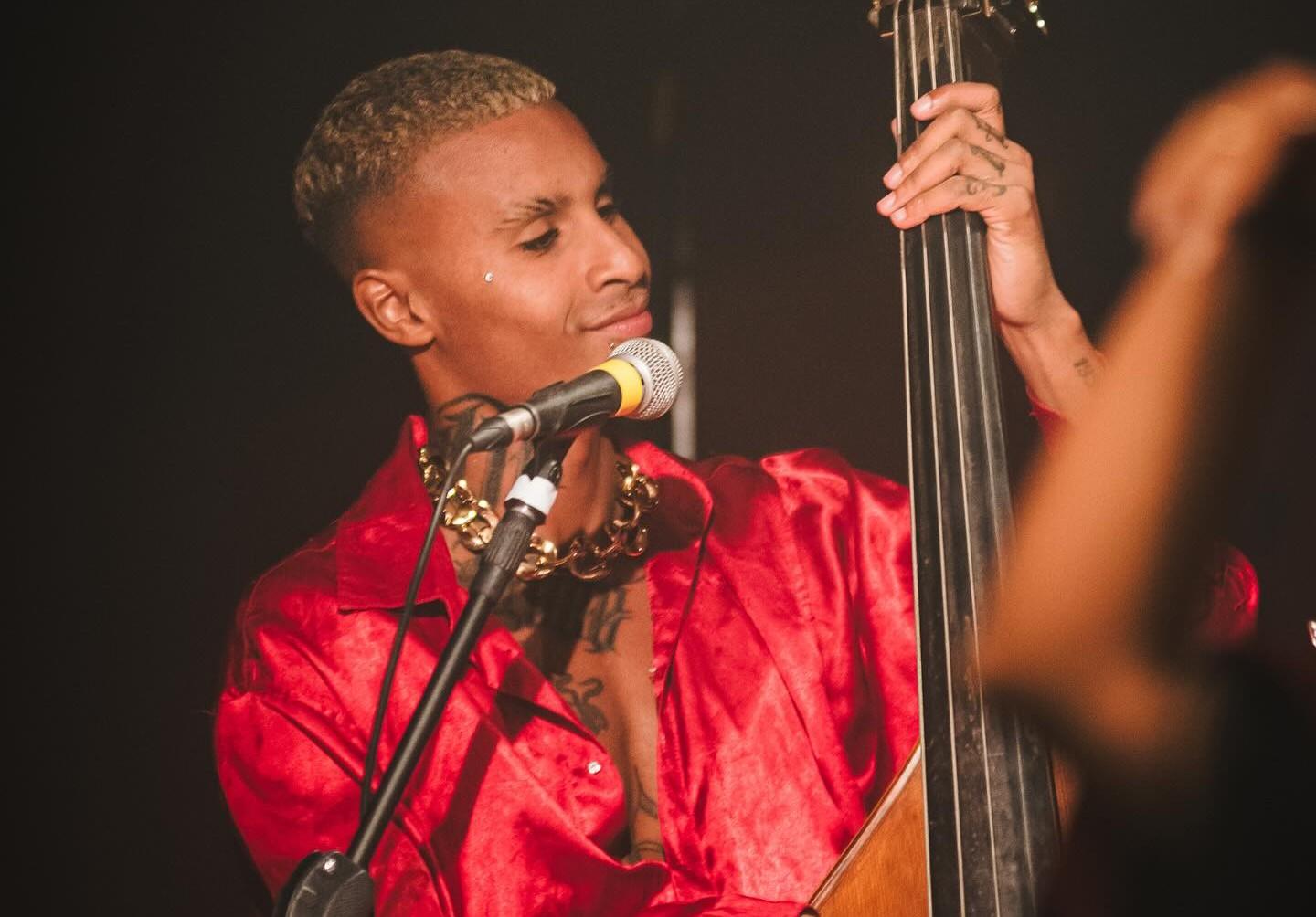 Nigga revoluciona 'O Beijo no Asfalto' com trilha sonora ao vivo e estreia como ator