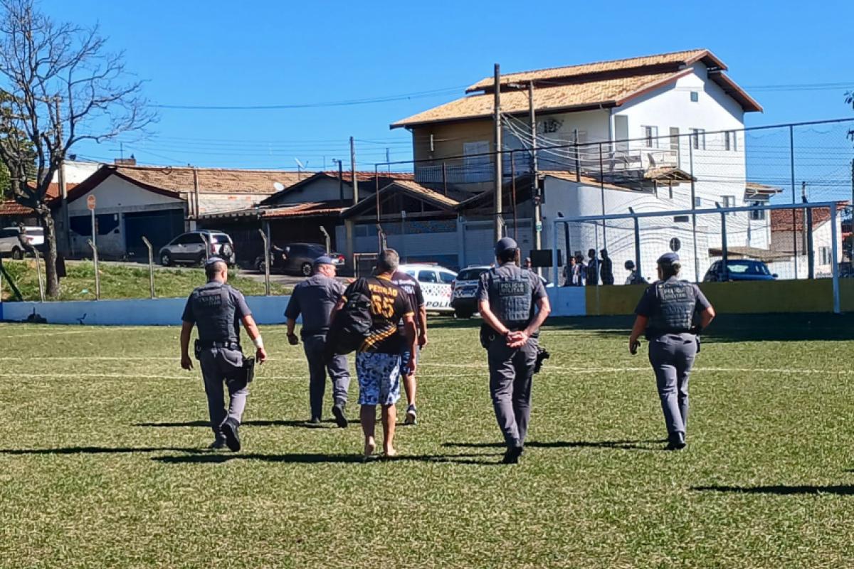 Bandeirinha é preso por injúria racial em partida de Taubaté