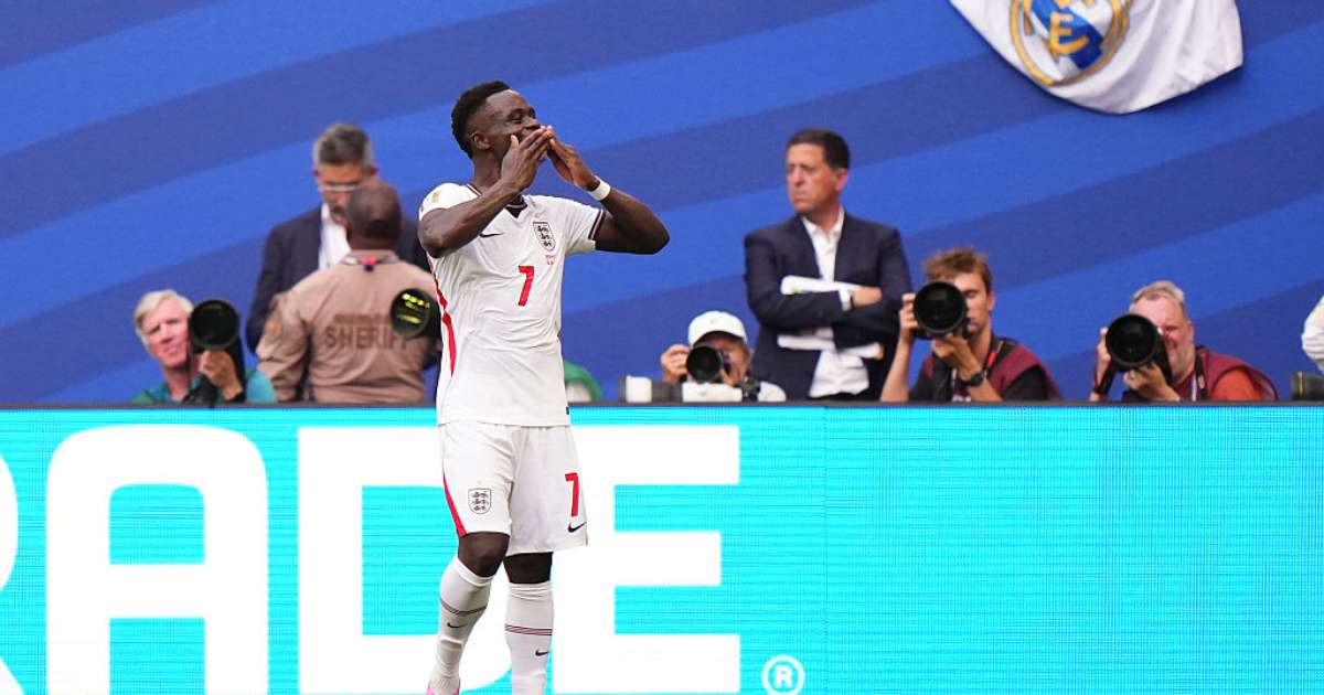 Bukayo Saka brilha com hat-trick e relembra ataques racistas no Mundial