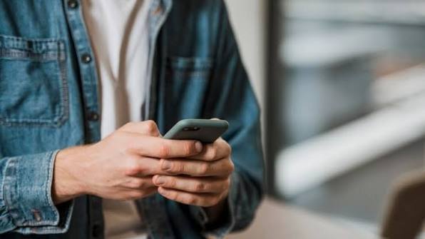 Condenado por injúria racial por ofensas em grupo de WhatsApp