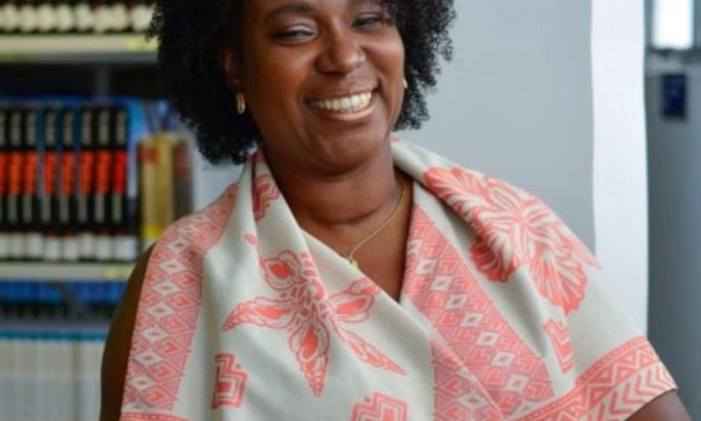 Denise Ferreira lança livro sobre protocolo antirracista nas escolas