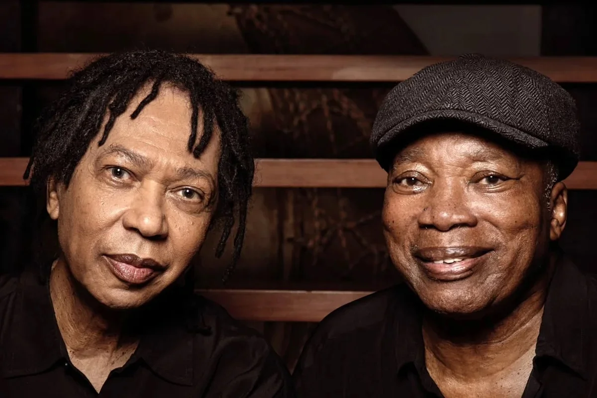 Djavan homenageia Milton Nascimento durante show dos 50 anos em BH