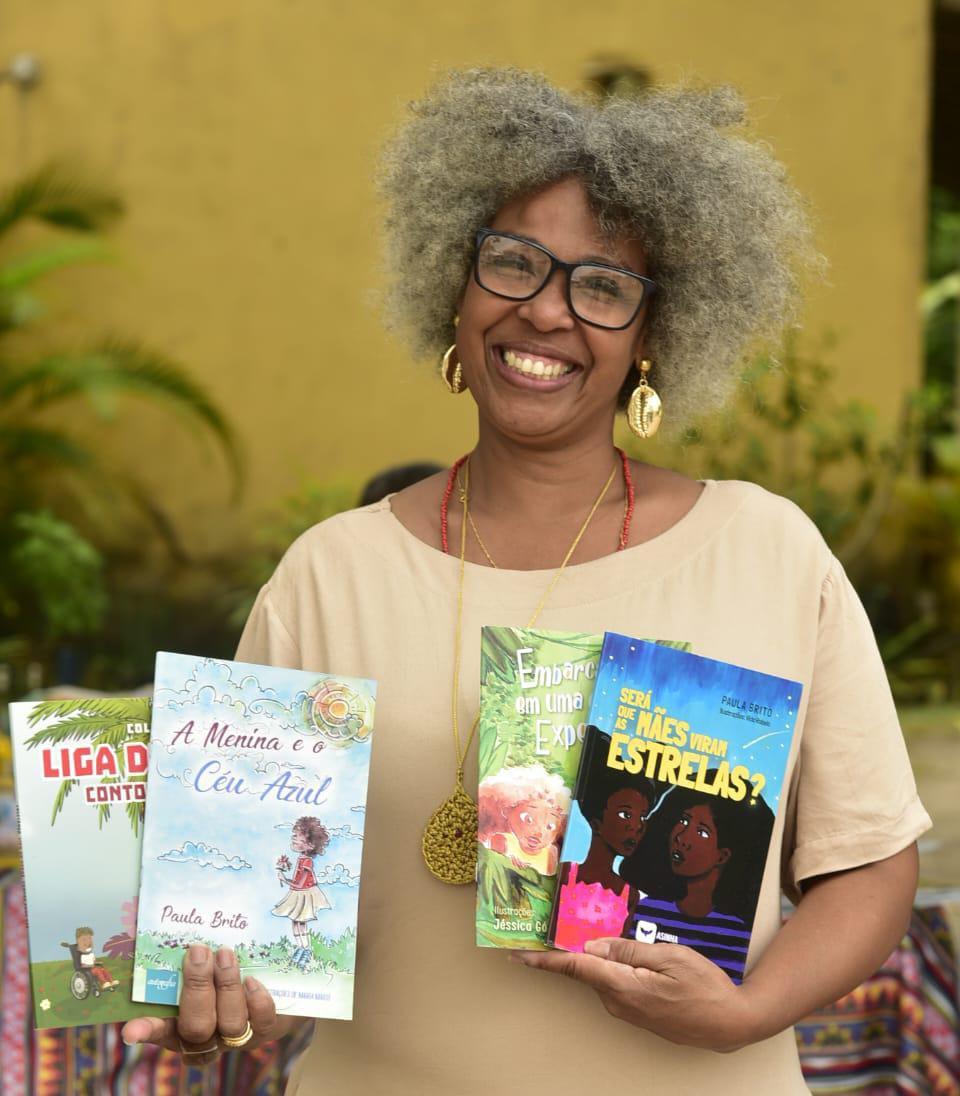 Paula Brito leva contação de histórias a bibliotecas paulistas no Viagem Literária