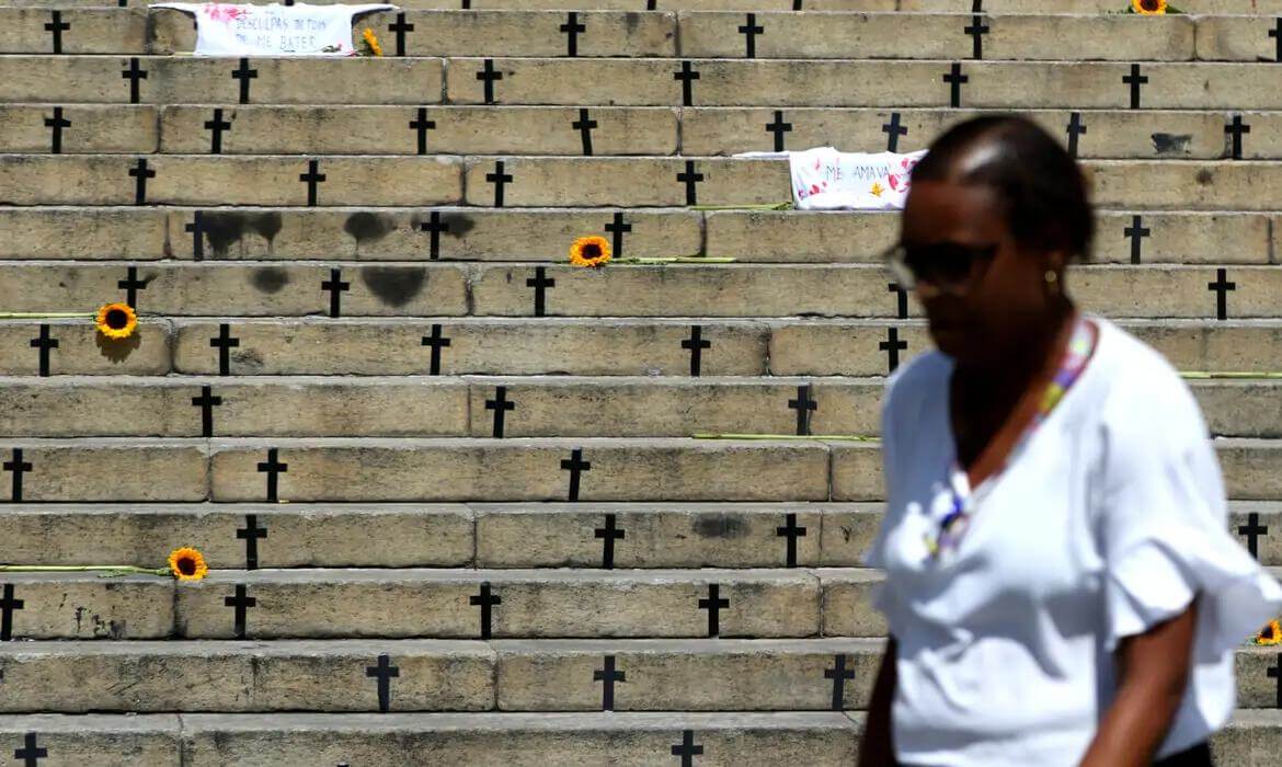 Feminicídios batem recorde em 2025 enquanto mortes violentas caem