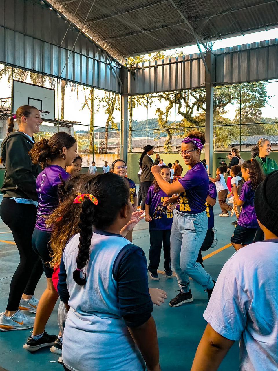 Instituição liderada por mulheres negras promove intercâmbio internacional entre estudantes da Universidade do Tennessee e crianças de Cubatão