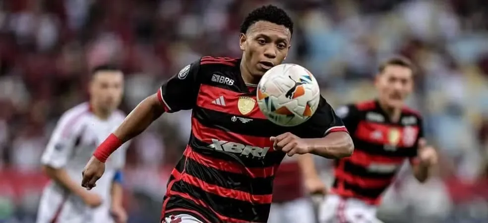 Daniel Sales, lateral do Flamengo, sofre lesão muscular em amistoso em Portugal