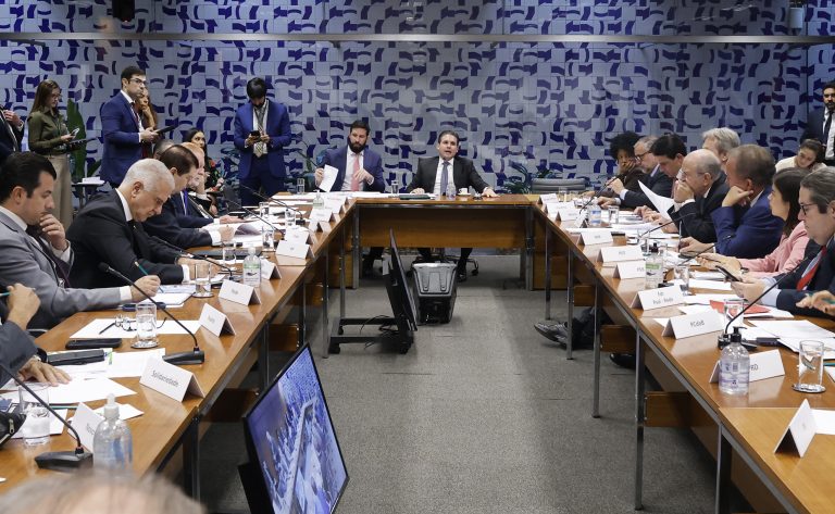 Líderes da Câmara adiam votação de projeto sobre misoginia e pautam mercados digitais e dívida rural