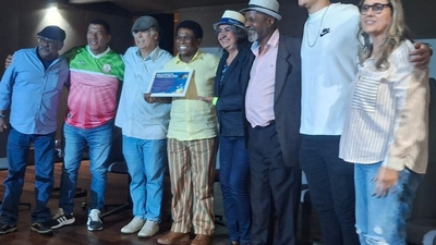 Neguinho da Beija-Flor celebra 50 anos de avenida e defende valorização de profissionais do carnaval