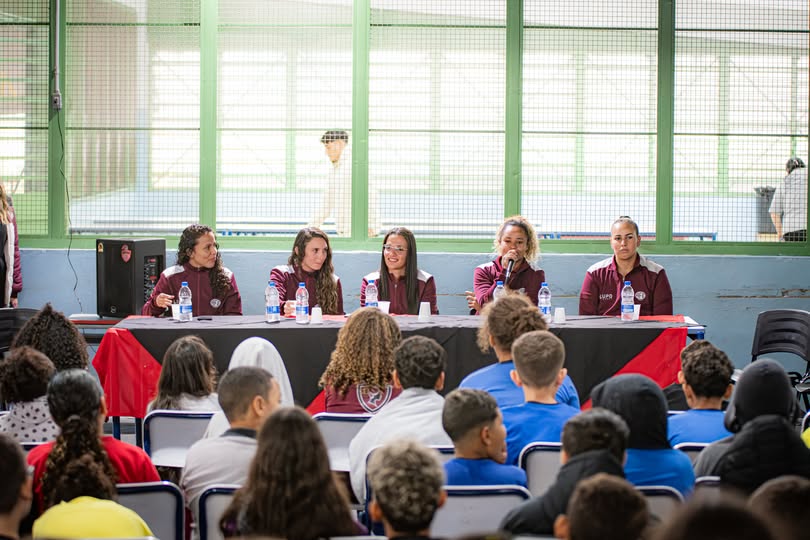 Alunos da E. E. Profª Antônia Eugênia Martins encontram Guerreiras Grenás e se inspiram no futebol feminino