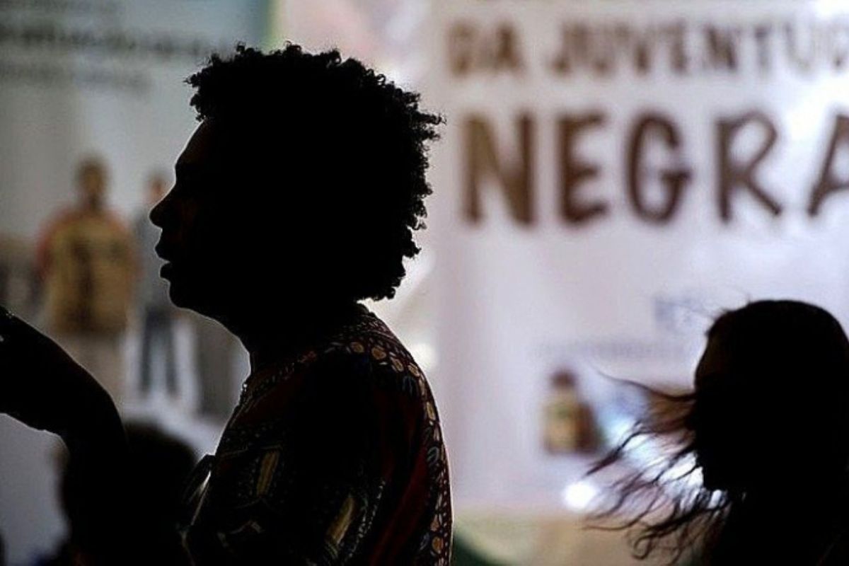Alegação de brincadeira não afasta crime de injúria racial, aponta especialista