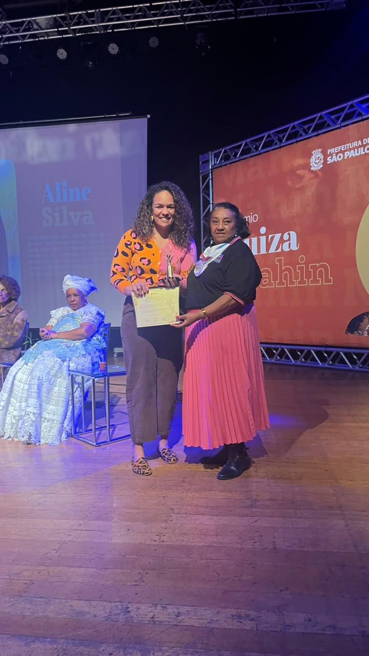 Aline silva recebe o prêmio luiza mahin em são paulo