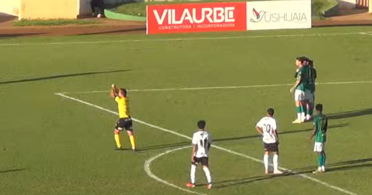 Três jogos da base em SP são paralisados por casos de injúria racial