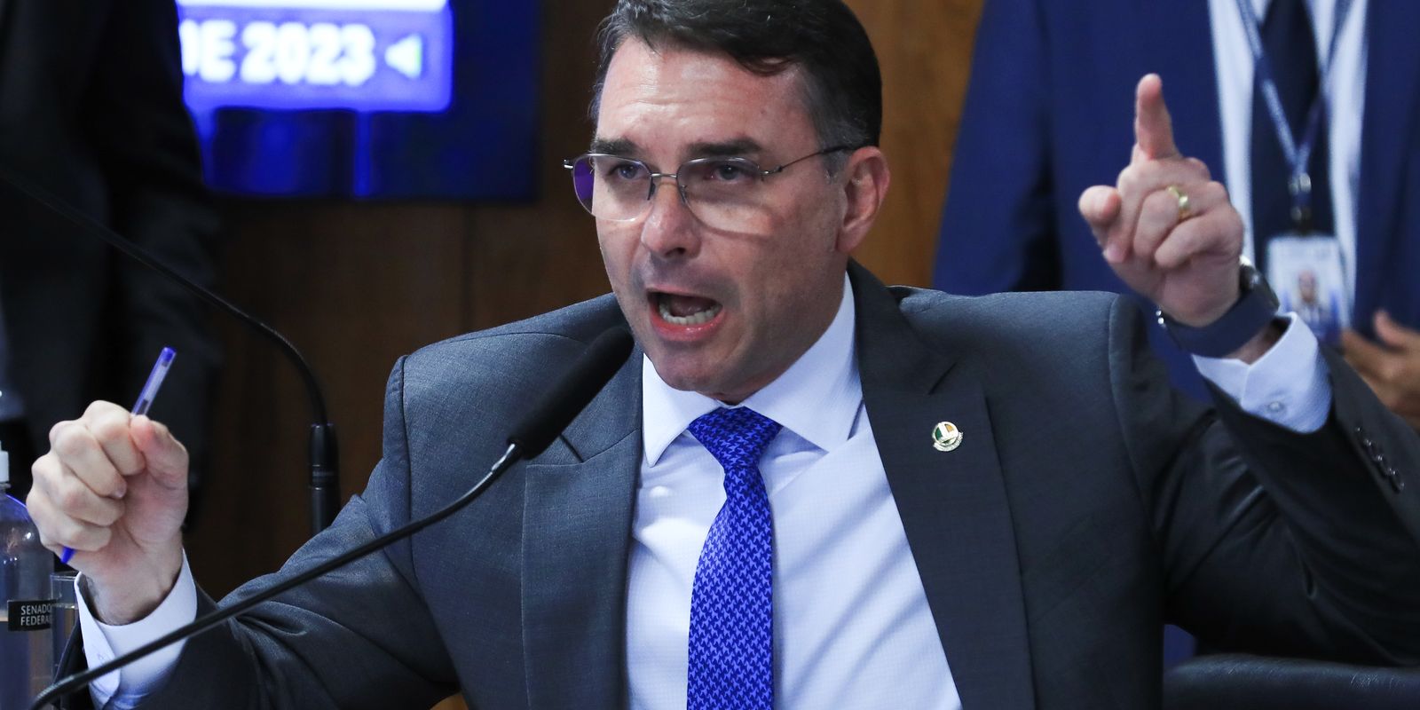 Missão aciona TSE para investigar filiação falsa de Flávio Bolsonaro