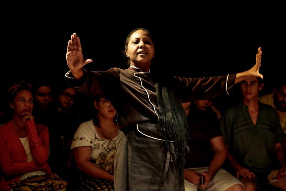 Naná Sodré fortalece liberdade das mulheres negras no espetáculo solo de teatro, no Espaço O Poste