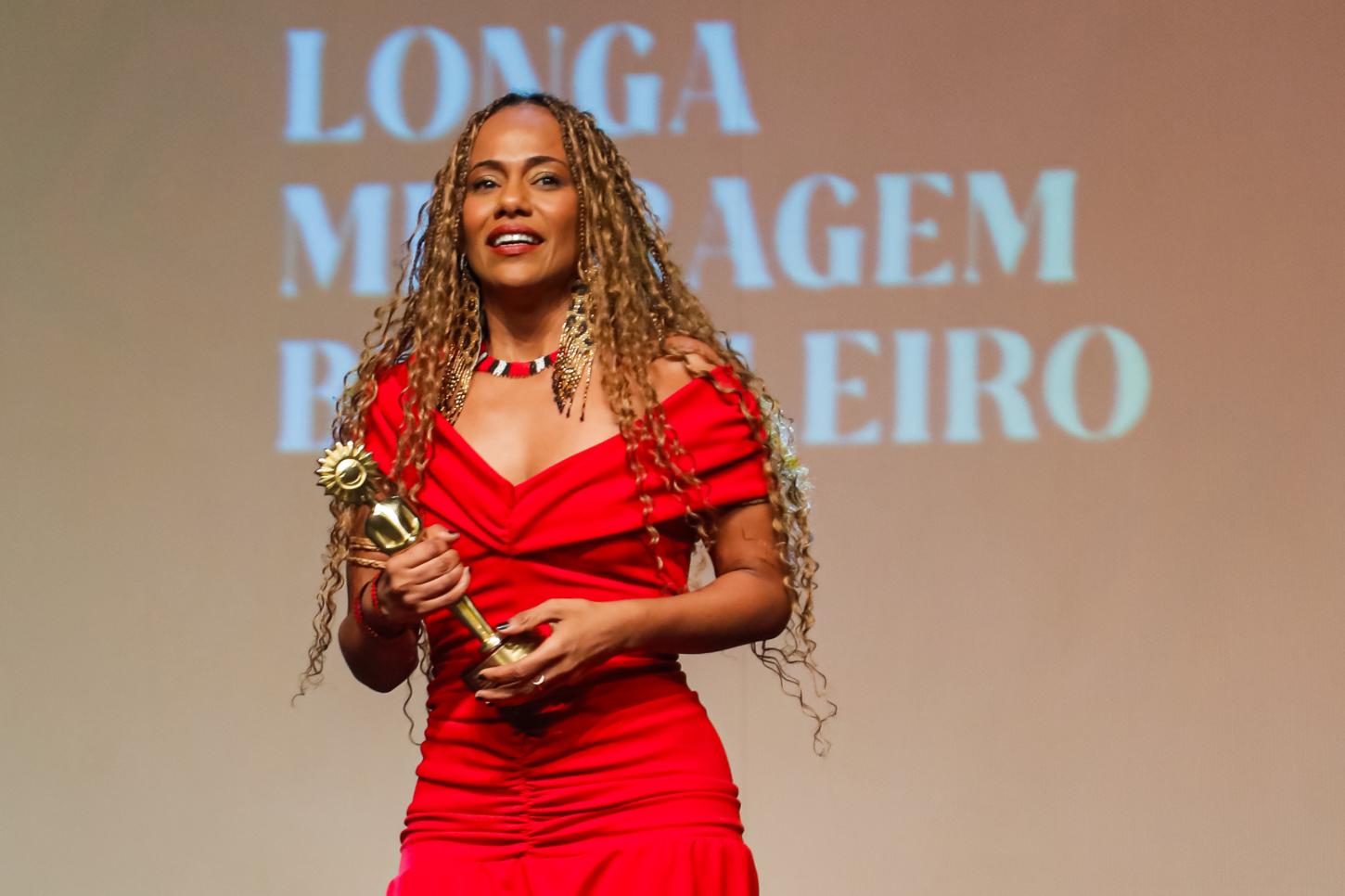 Naruna Costa no Festival de Gramado conquista Kikito de melhor atriz coadjuvante