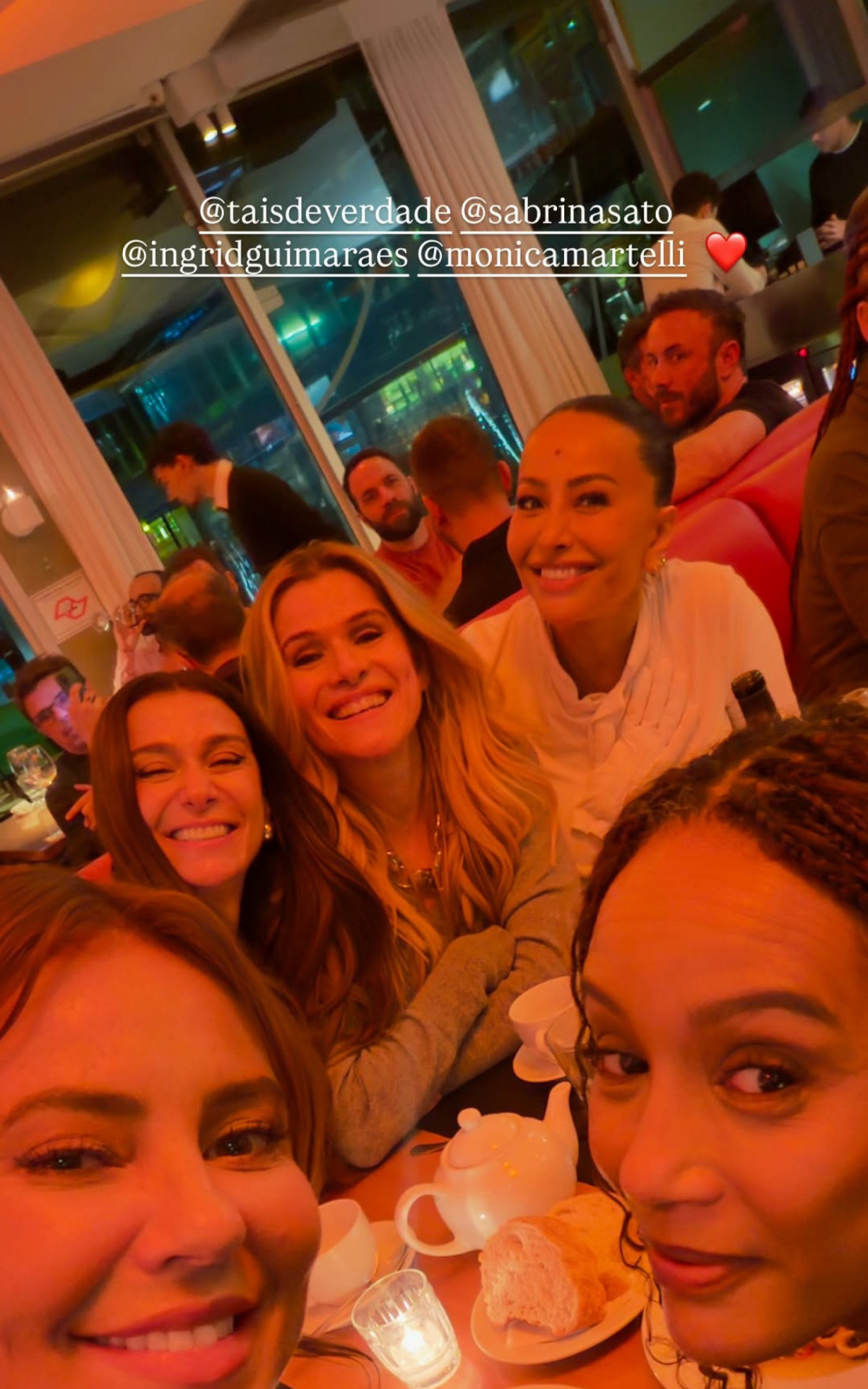 Encontro de famosas reúne Paolla Oliveira e Sabrina Sato em São Paulo