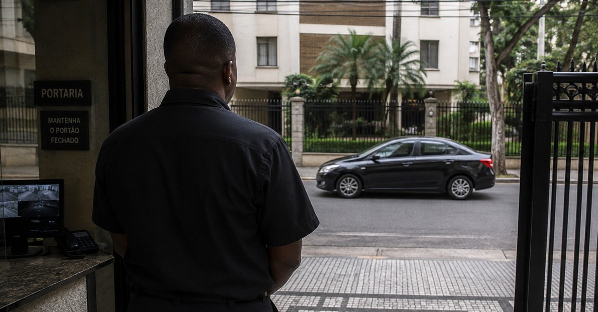 Injúria racial: porteiro ofendido por motorista terá direito a indenização