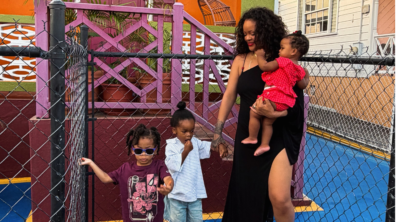 Rihanna em Barbados leva os três filhos para conhecer sua casa de infância