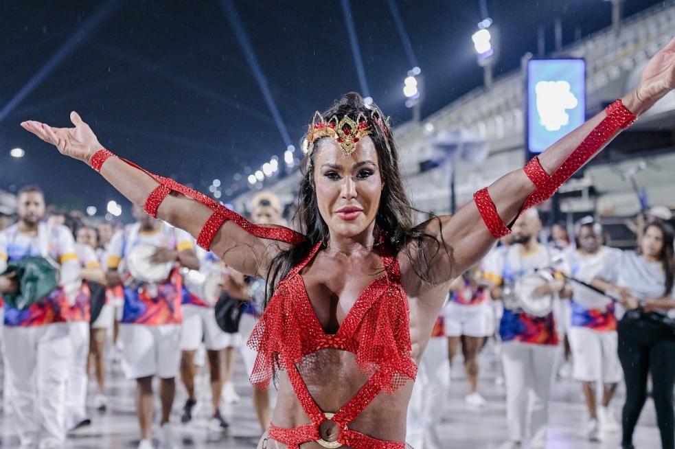 Gracyanne Barbosa deixa o posto de rainha de bateria da União da Ilha