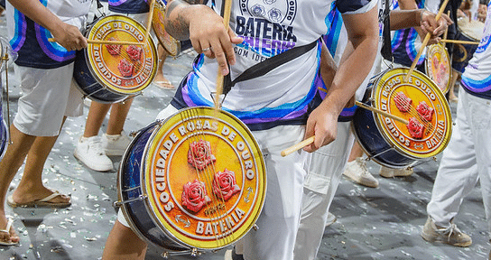 Bateria da Rosas de Ouro realiza ensaio geral focado no Carnaval 2027