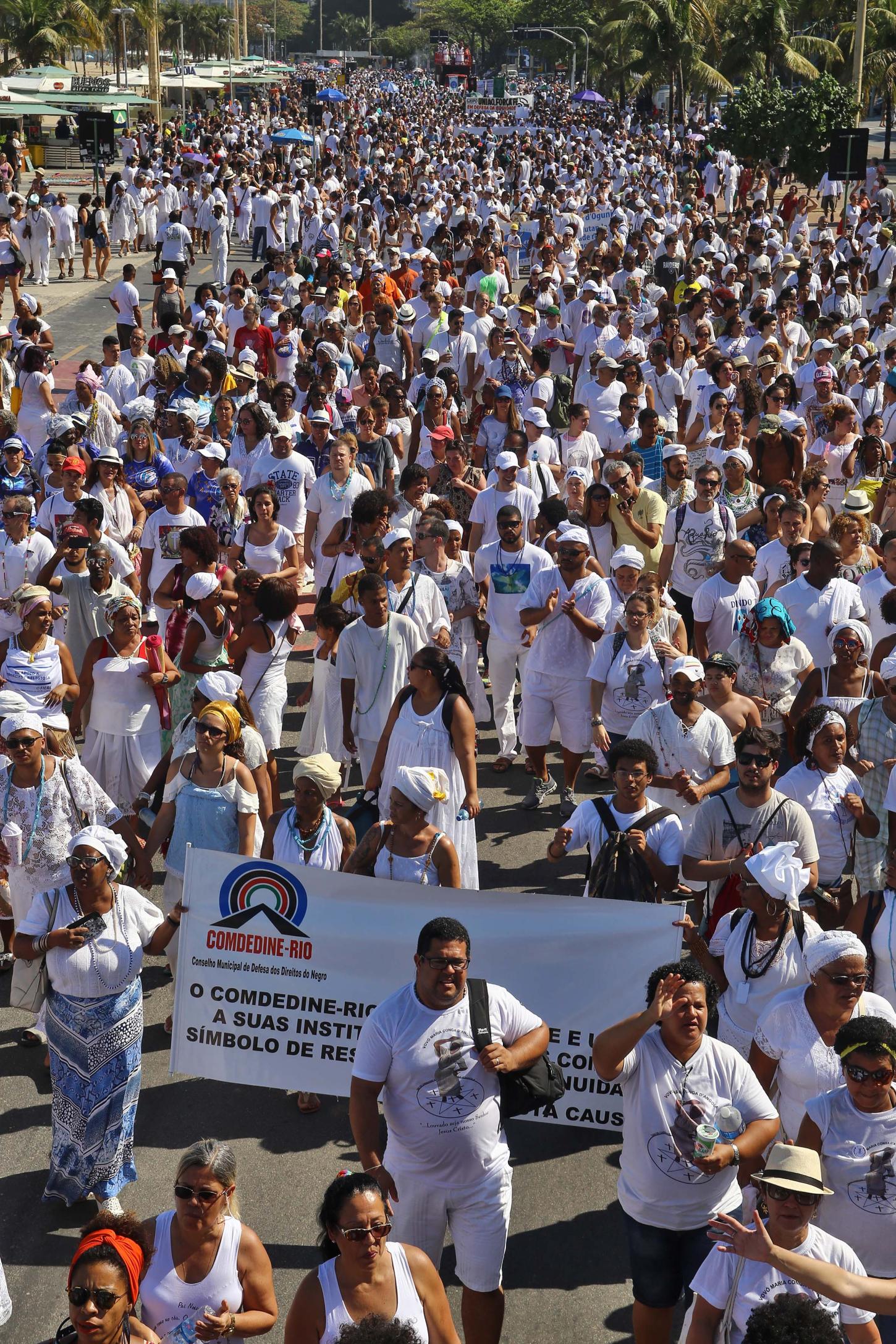 Caminhada em defesa da liberdade religiosa reúne multidão na orla de Copacabana