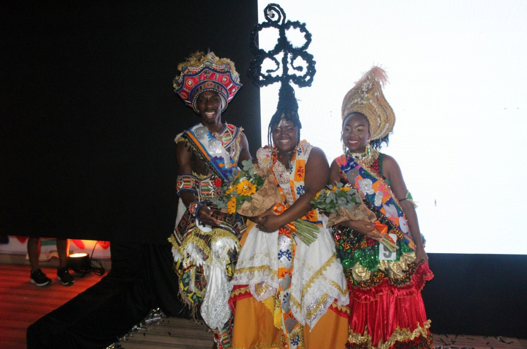 Concurso de beleza negra elege nova realeza em Salvador