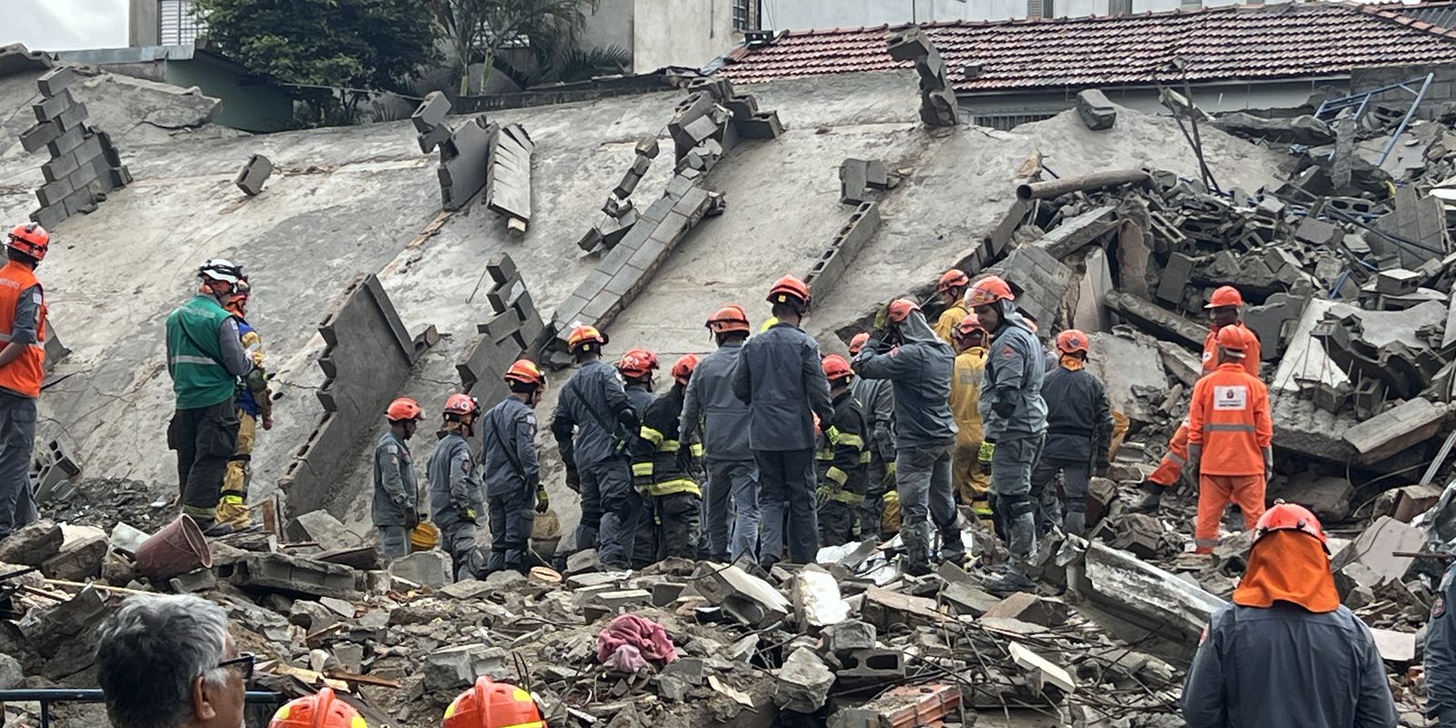 Tragédia: desabamento de prédio deixa dois mortos na Penha, em SP
