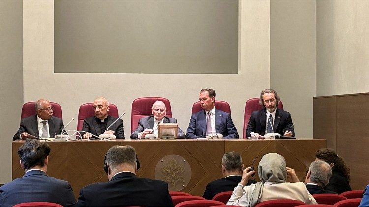 Gallagher alerta que a ordem mundial é testada e defende religiões pela paz